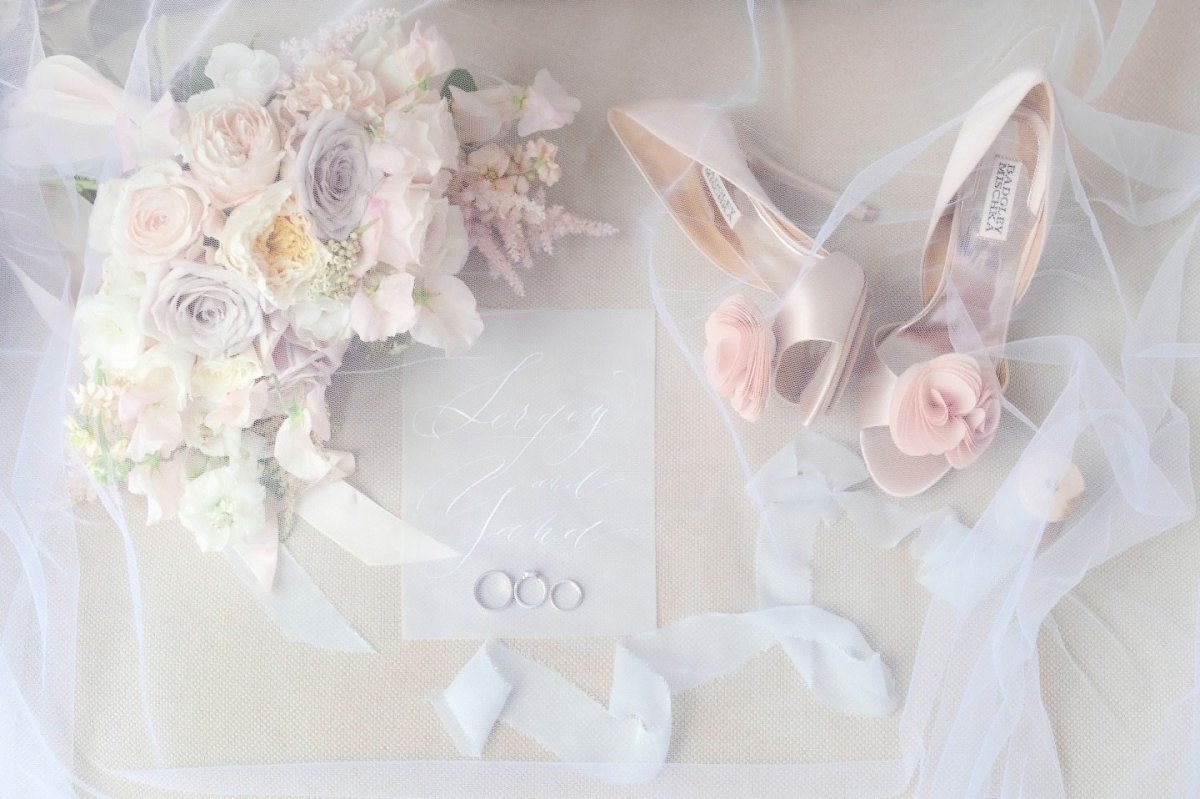 С днем свадьбы нежные