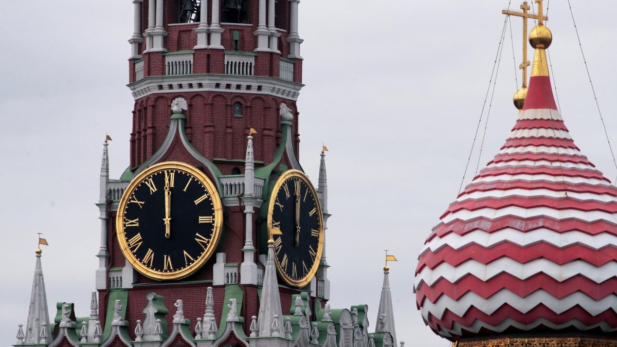 Часы-куранты на Спасской башне Московского Кремля в Москве