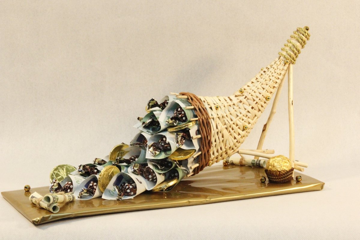 Богиня Фортуна с рогом изобилия