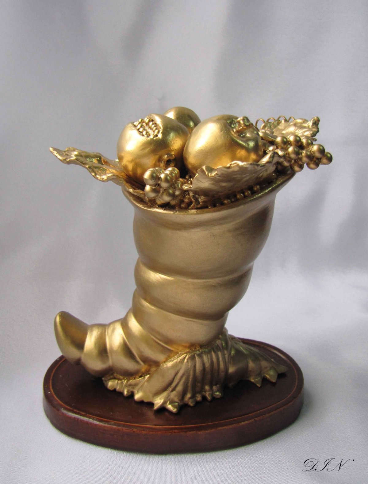 Рог изобилия на прозрачном фоне