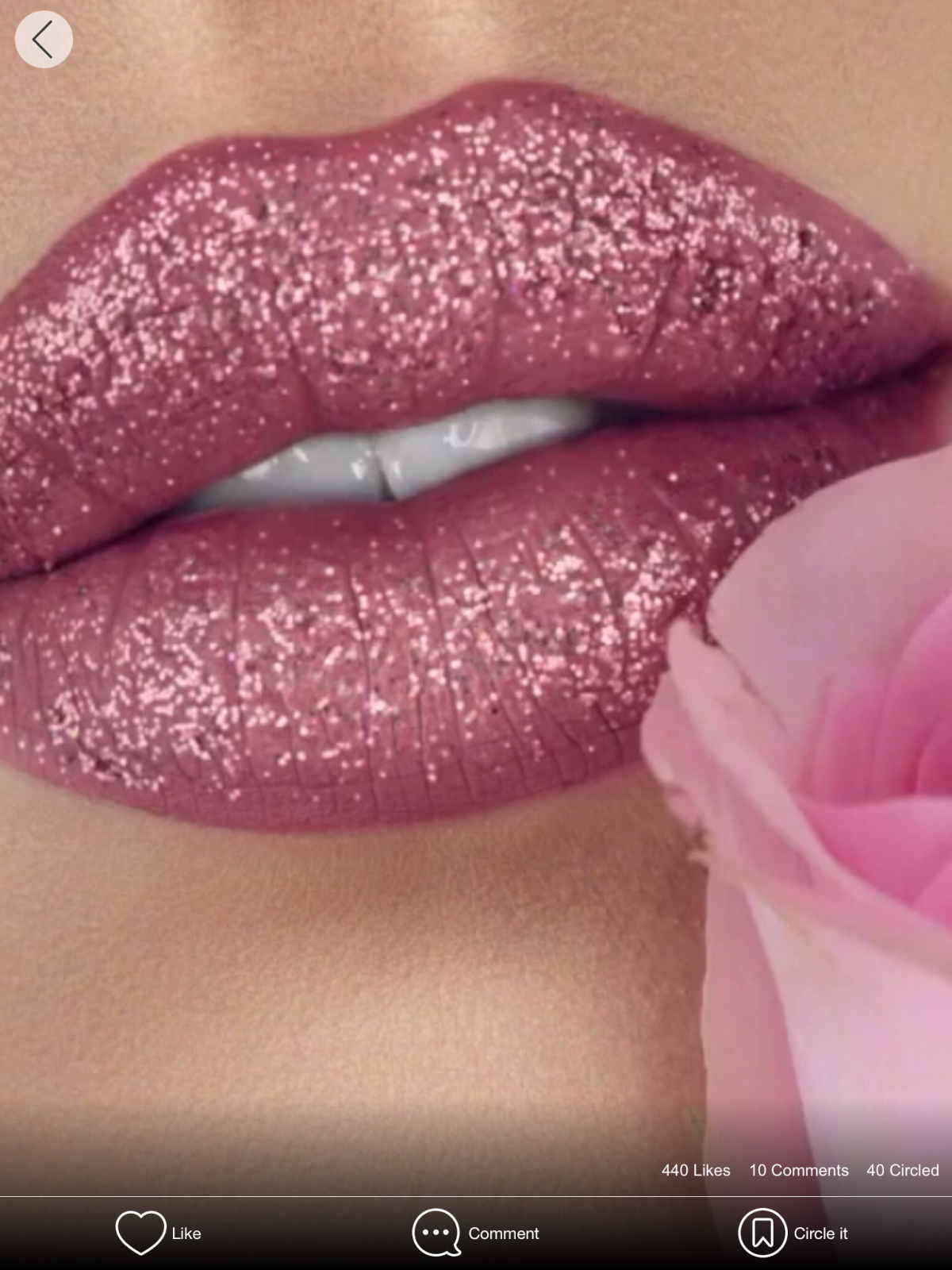 Розовая помада с блеском