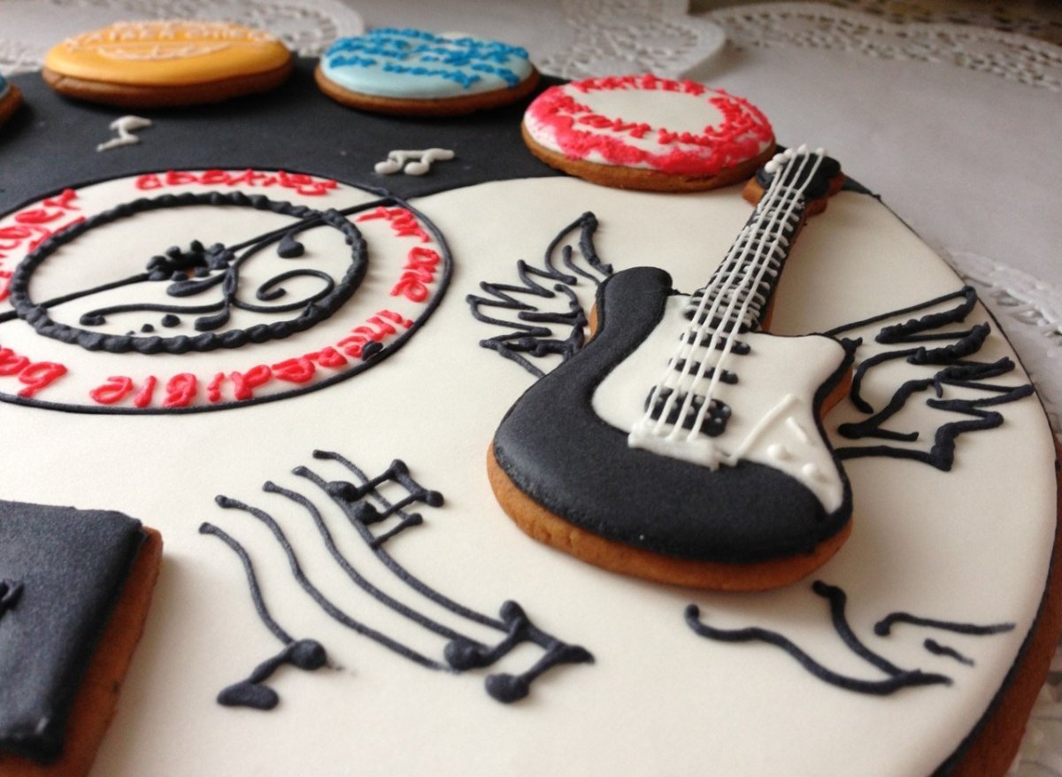 Торт с барабанной установкой