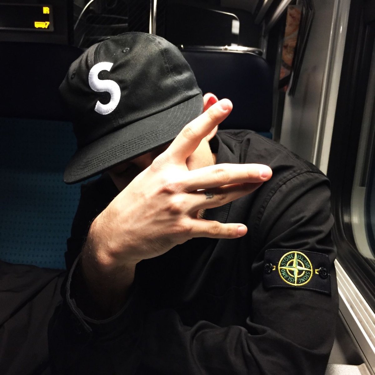 Парень возле Мерседеса