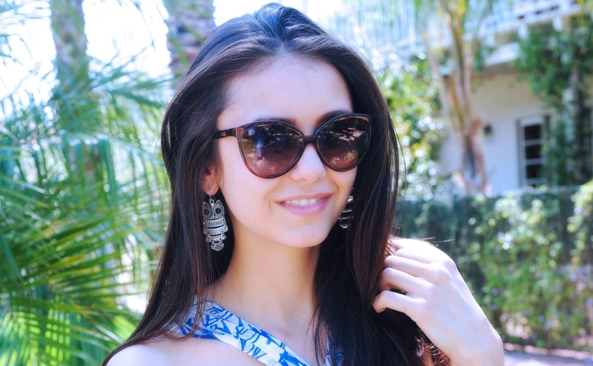 Брюнетка в темных очках