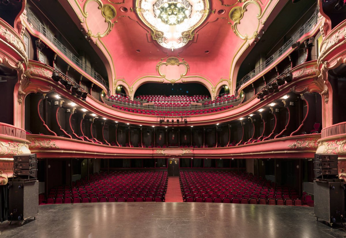 Зрительный зал в театре