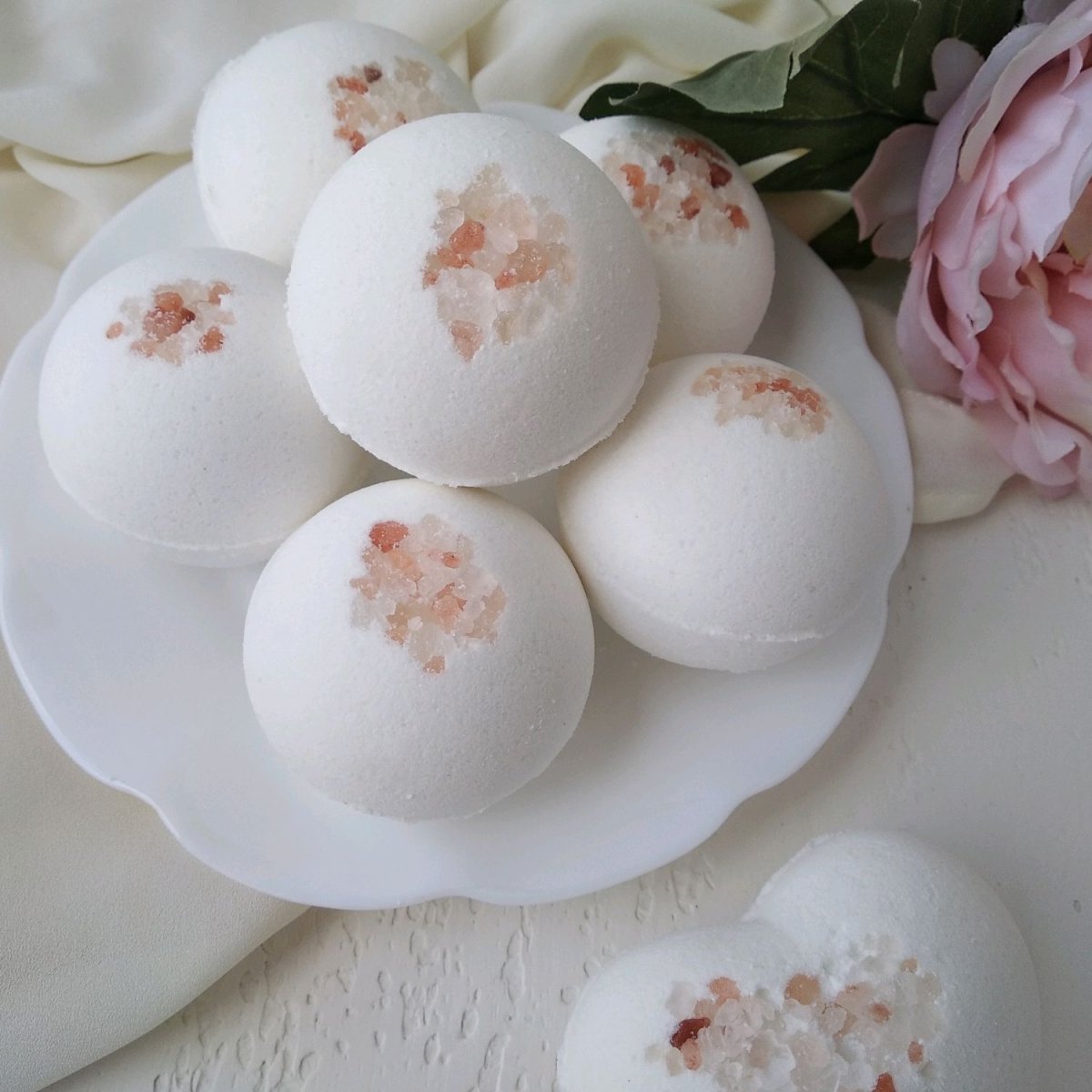 Белая бомбочка для ванны