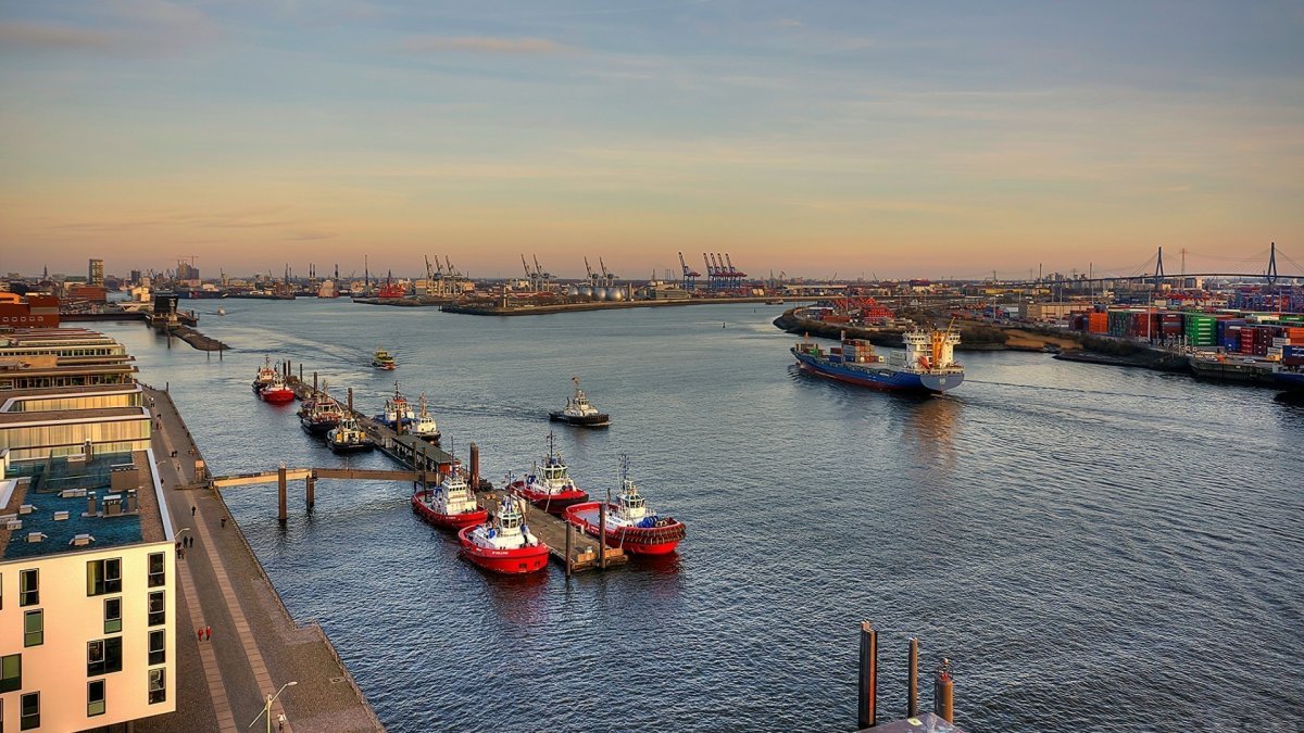 Причаливает корабль порт Германии