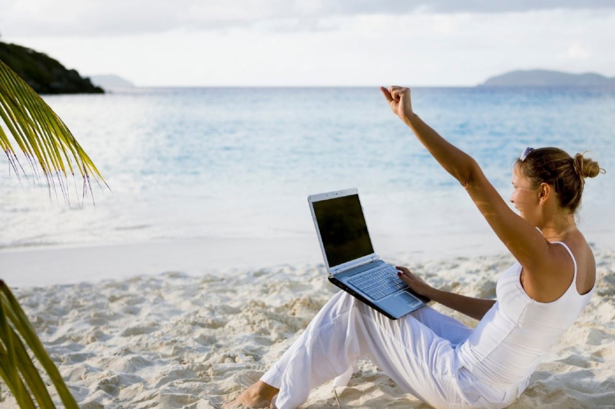 Ноутбук на берегу моря