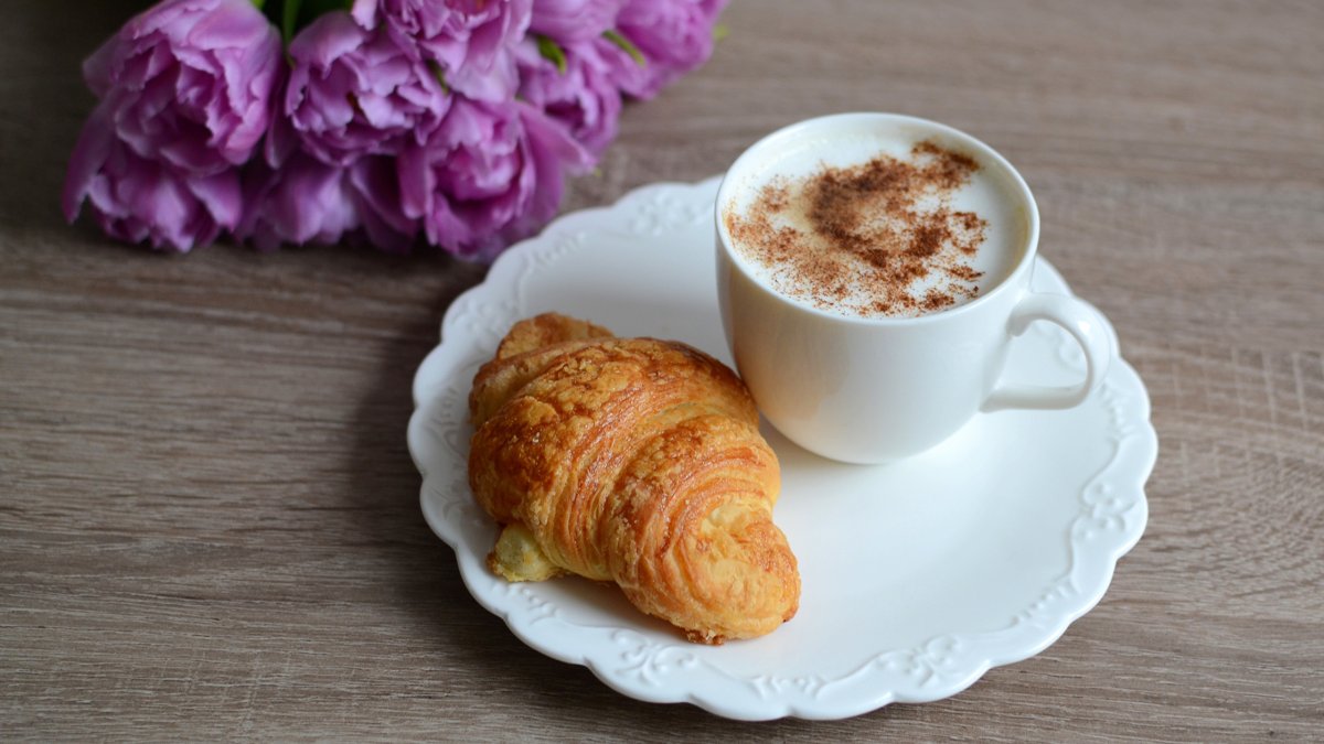 Завтрак кофе и круассаны