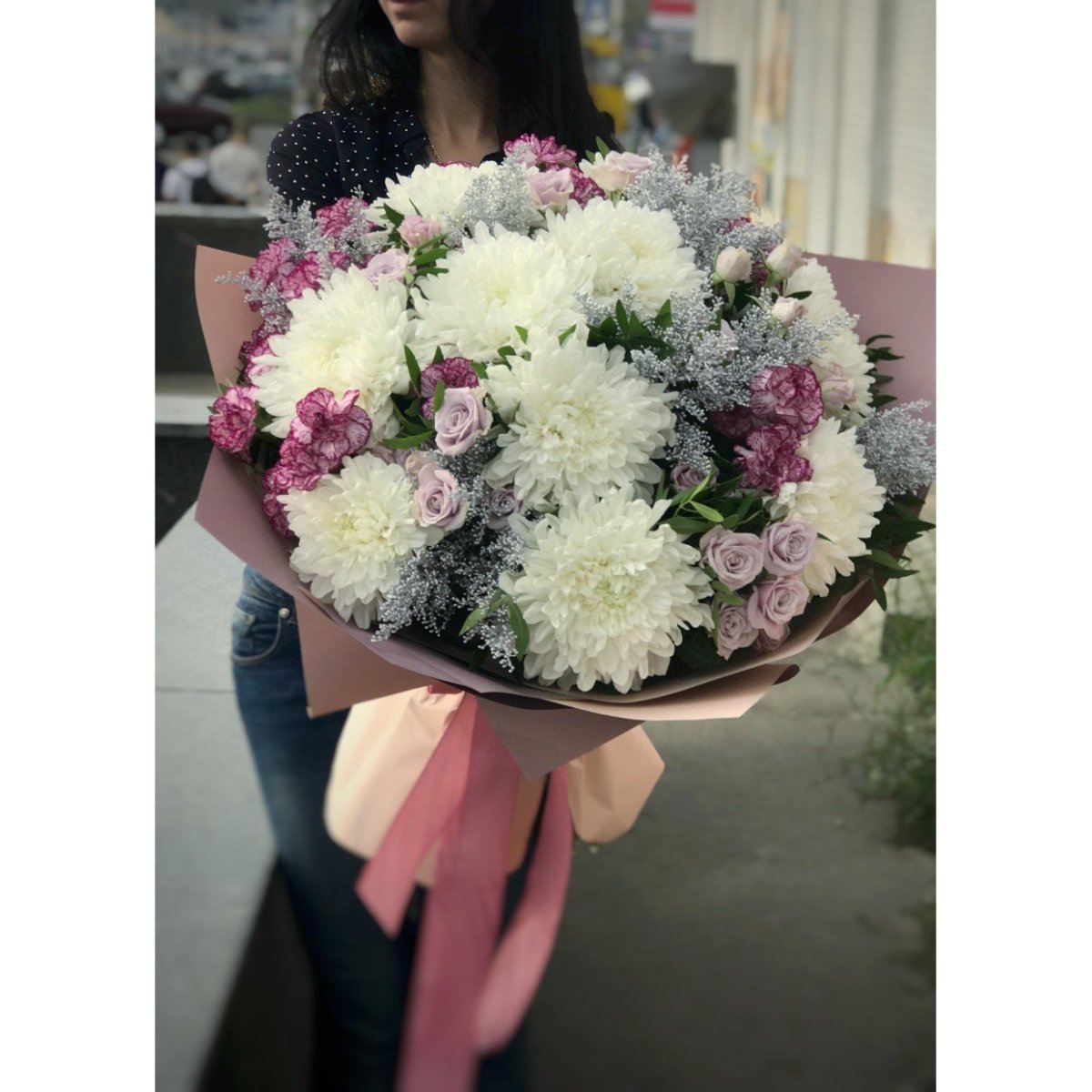 Букет с крупными хризантемами