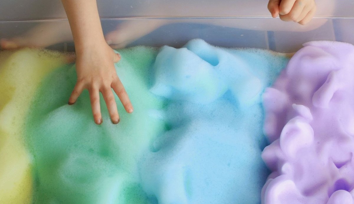 Разноцветная пена для ванны