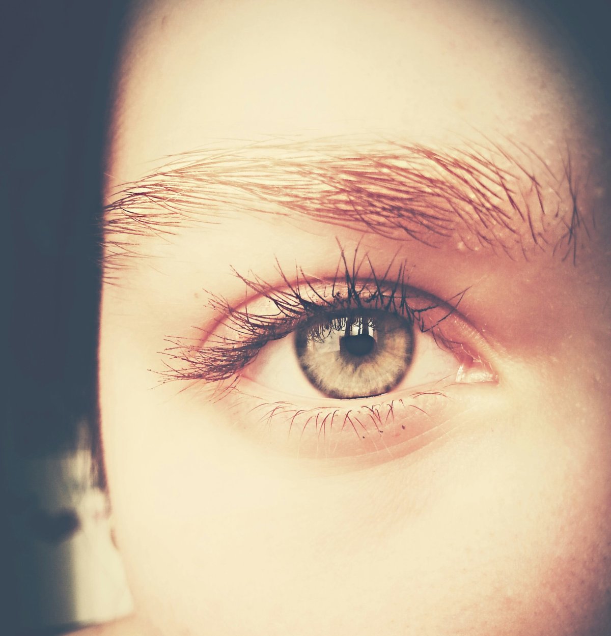 Красно голубые глаза