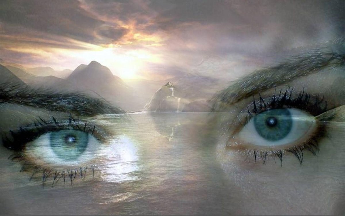 Женские глаза на фоне моря