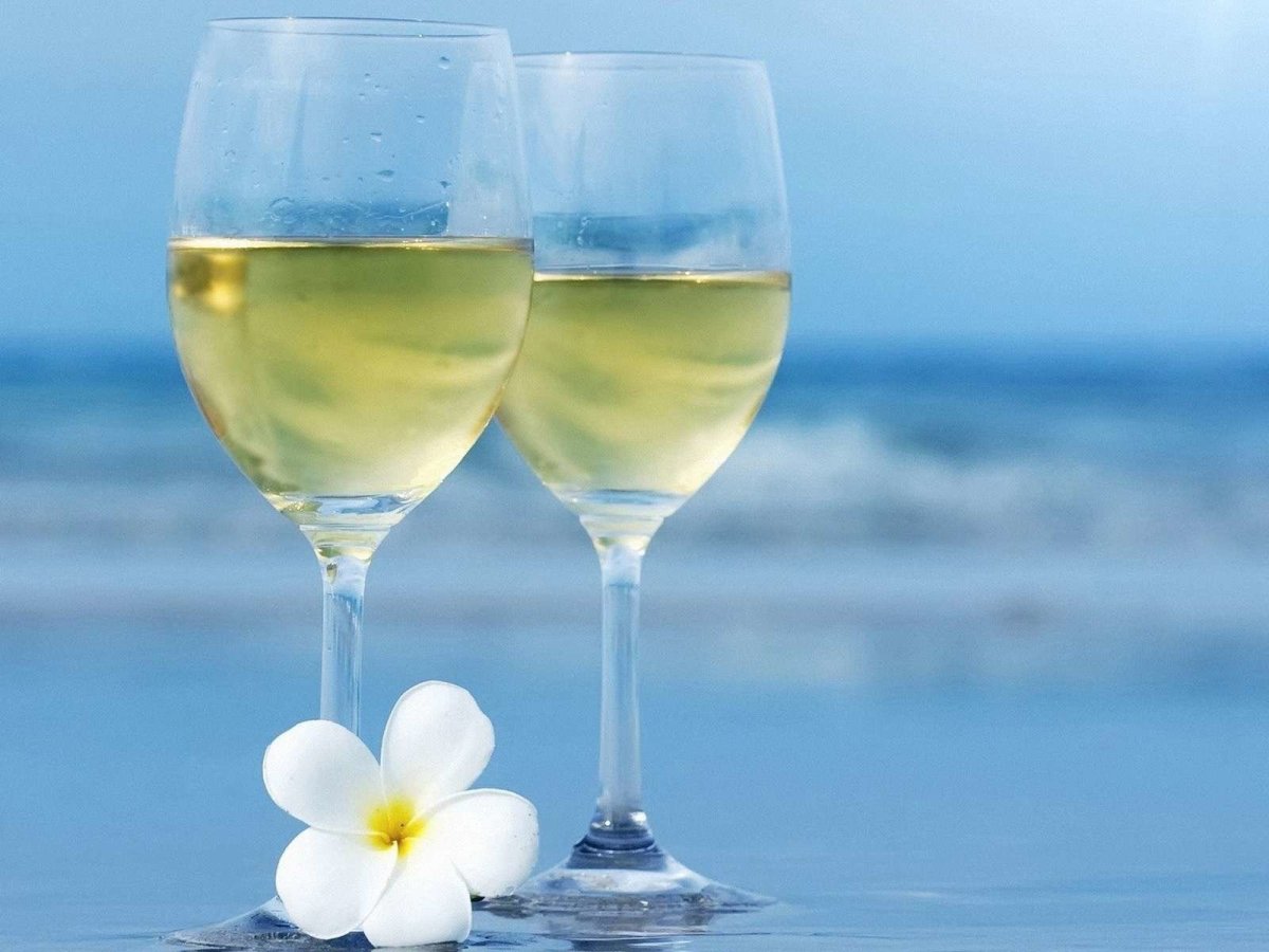 Шампанское и цветы и пляж