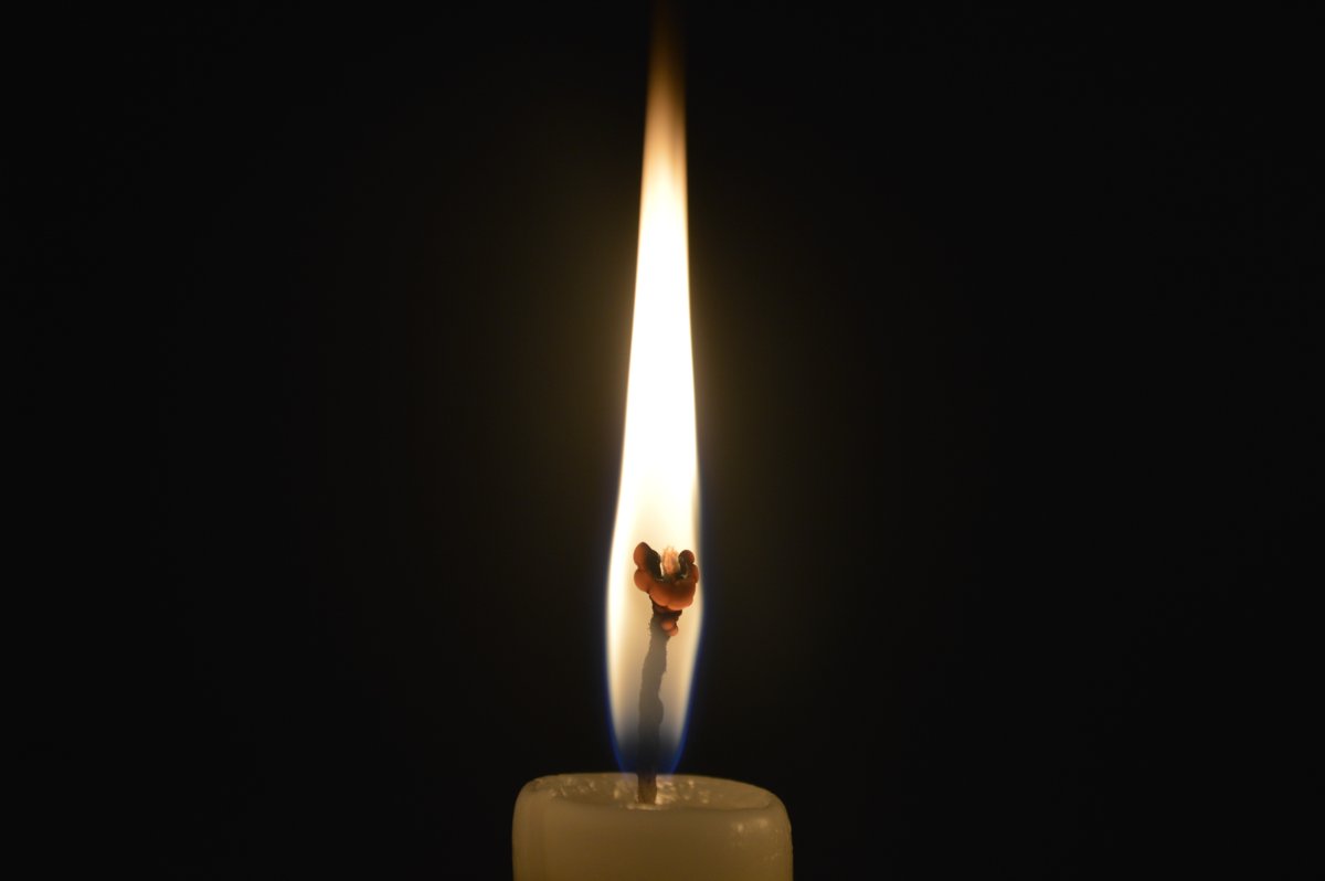 Свеча на черном фоне