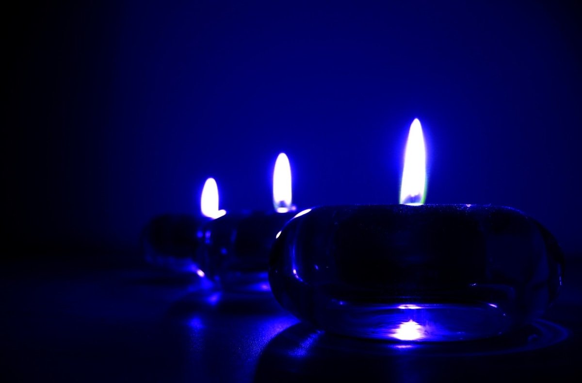 Синий огонь свечи