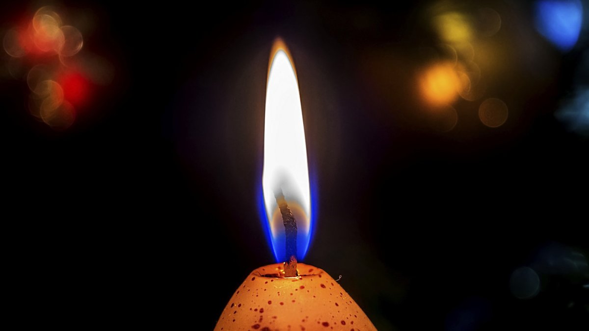 Огонь от свечи