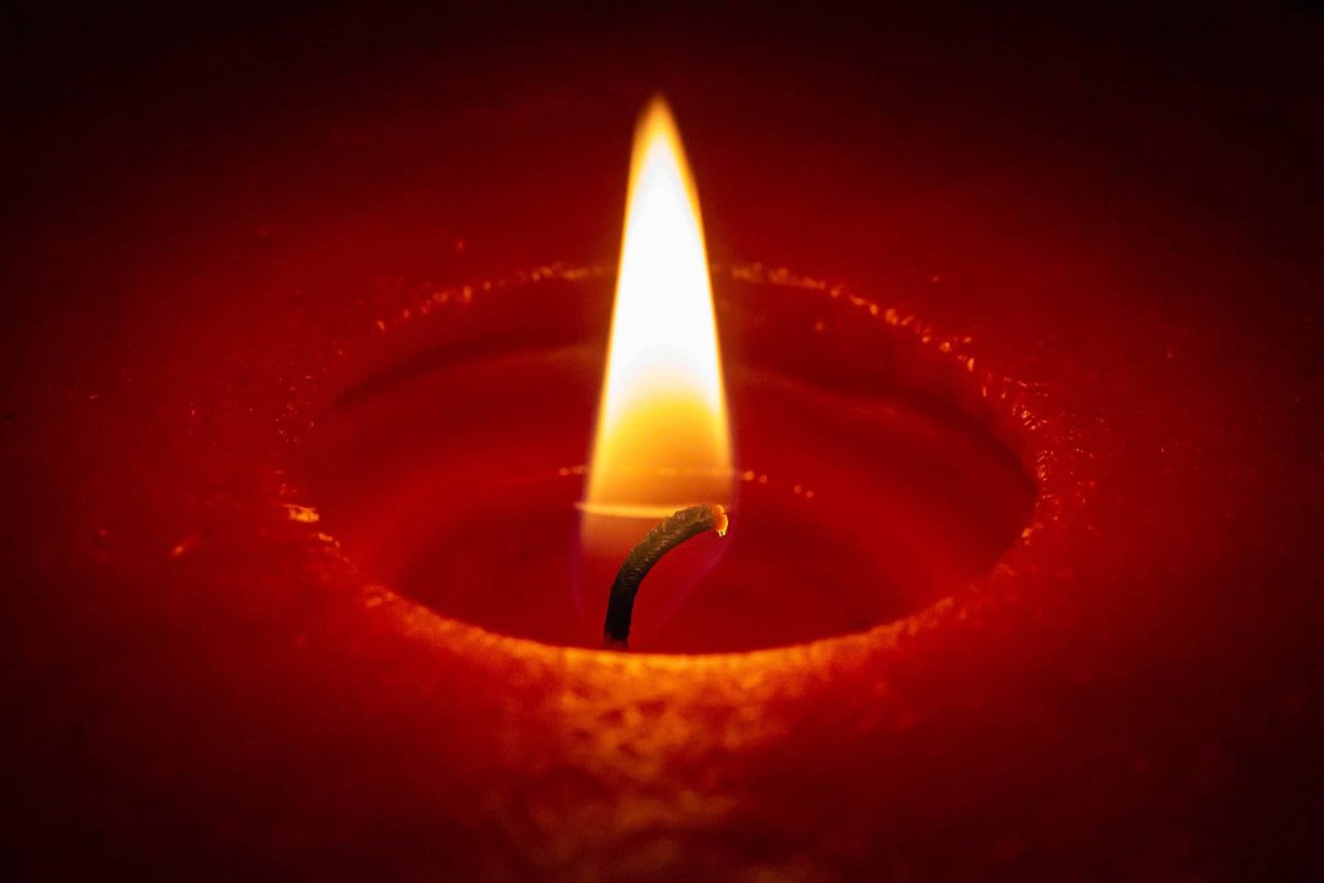 Горящая восковая свеча