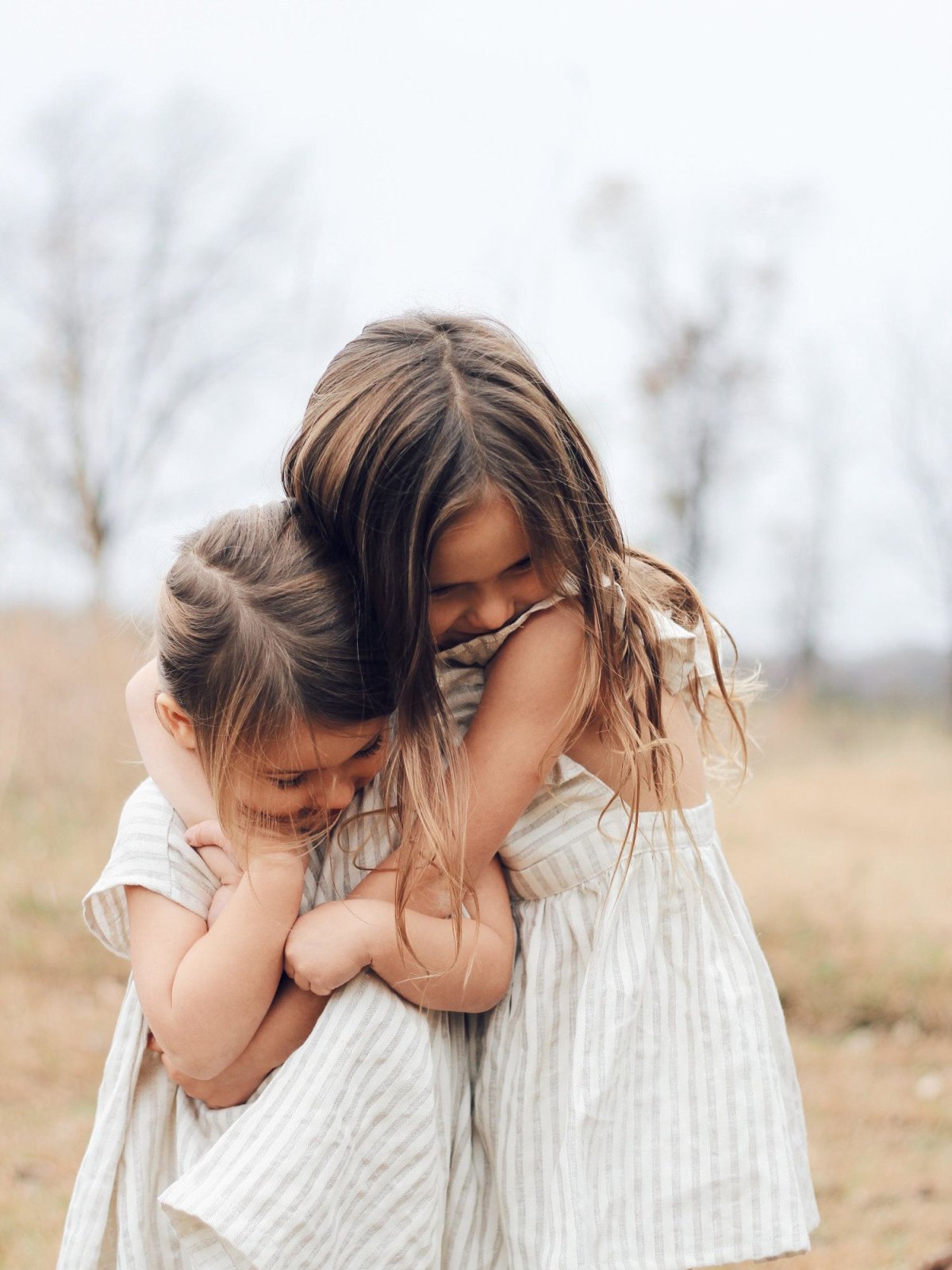 Сестренки обнимаются