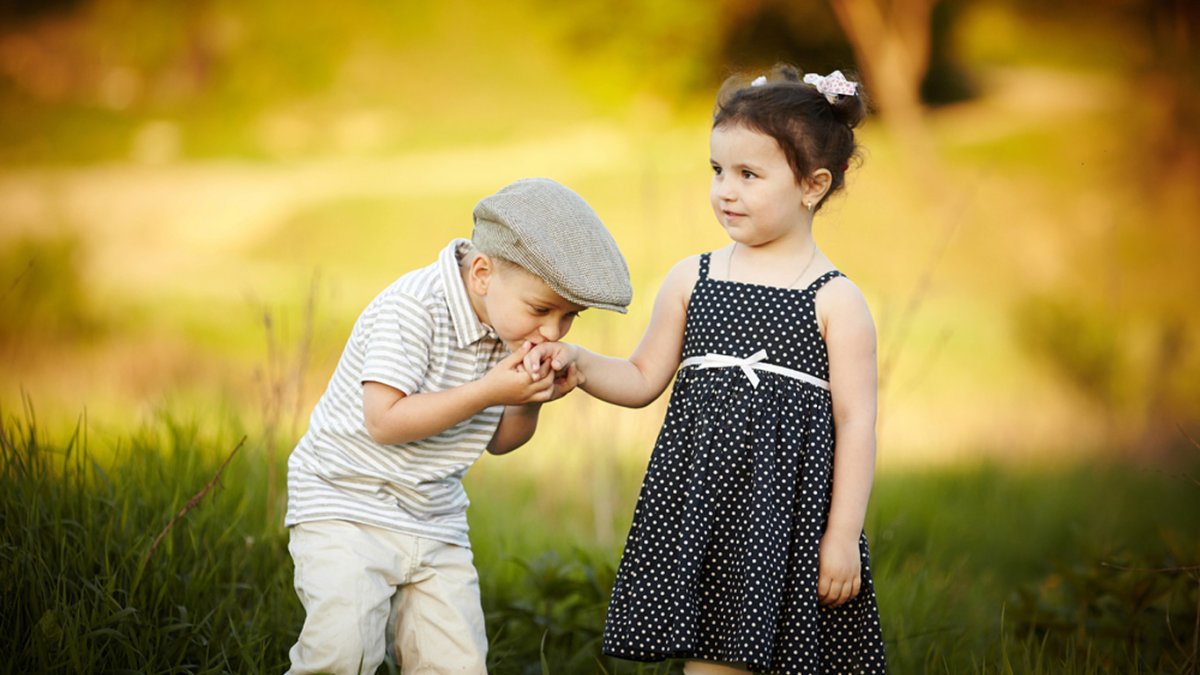 Маленькие мальчик и девочка