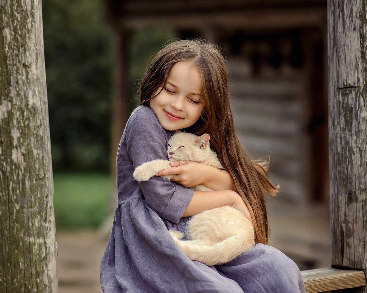 Девочка с котятами