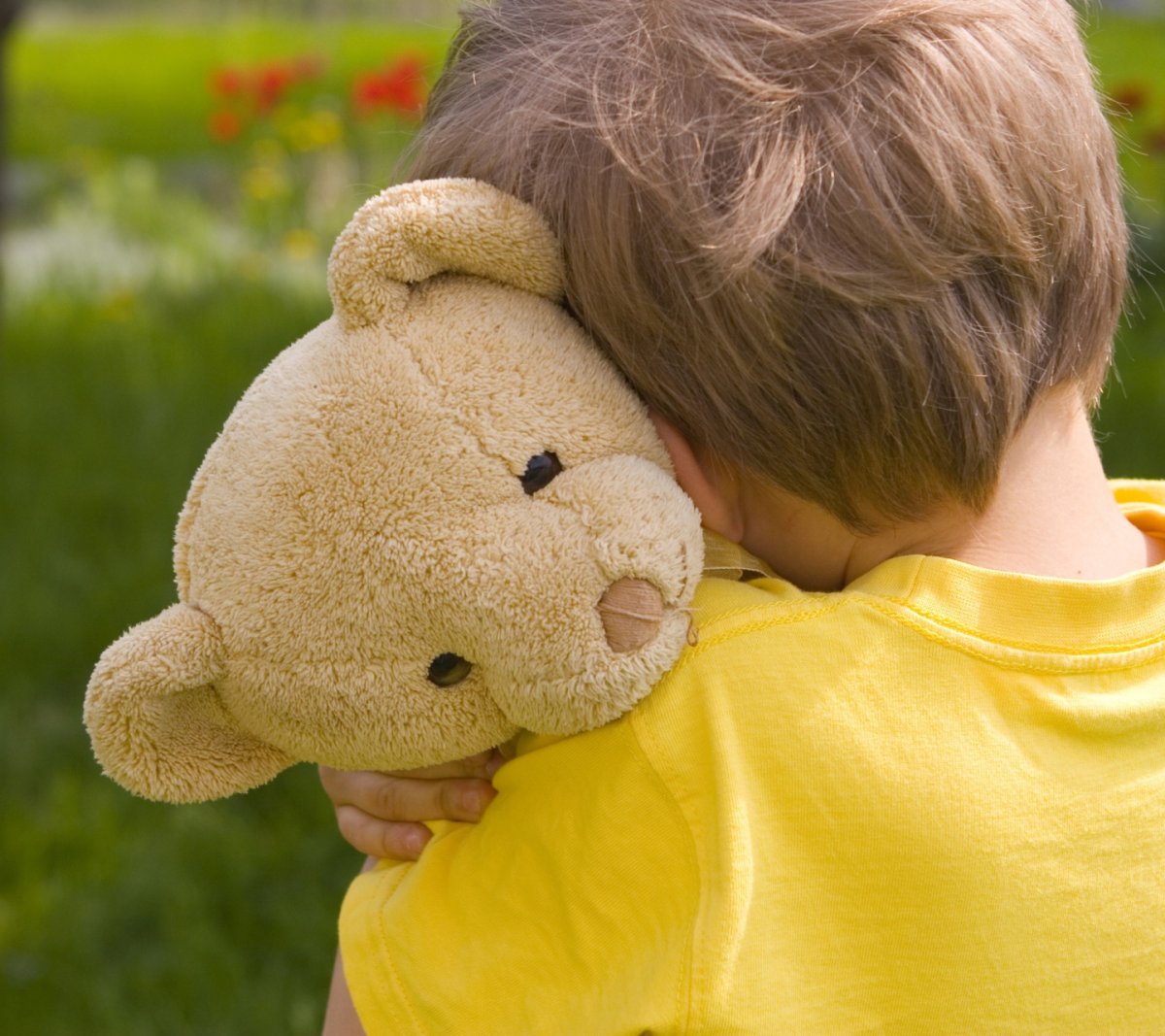 Ребенок обнимает игрушку
