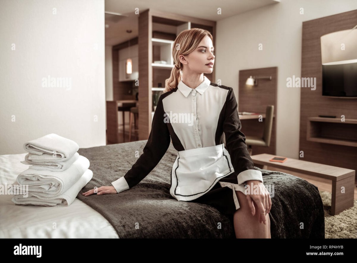 Горничная сидит