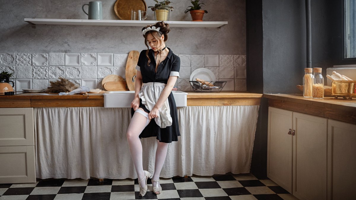 Алена Водонаева в костюме горничной