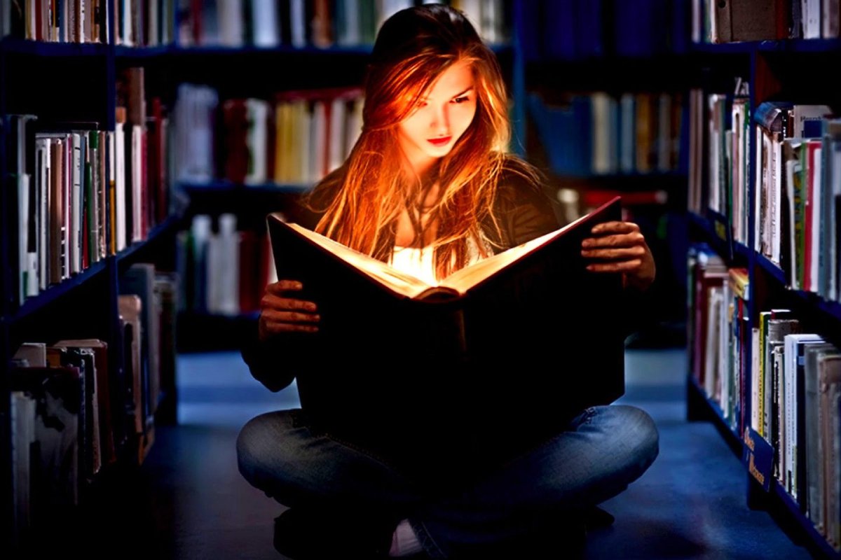 Девушка с книгой