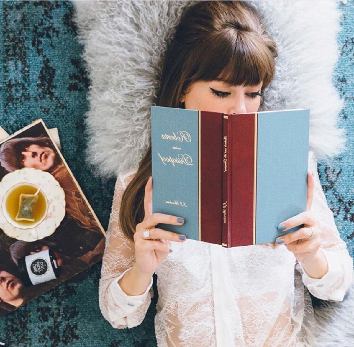 Девушка с книгой