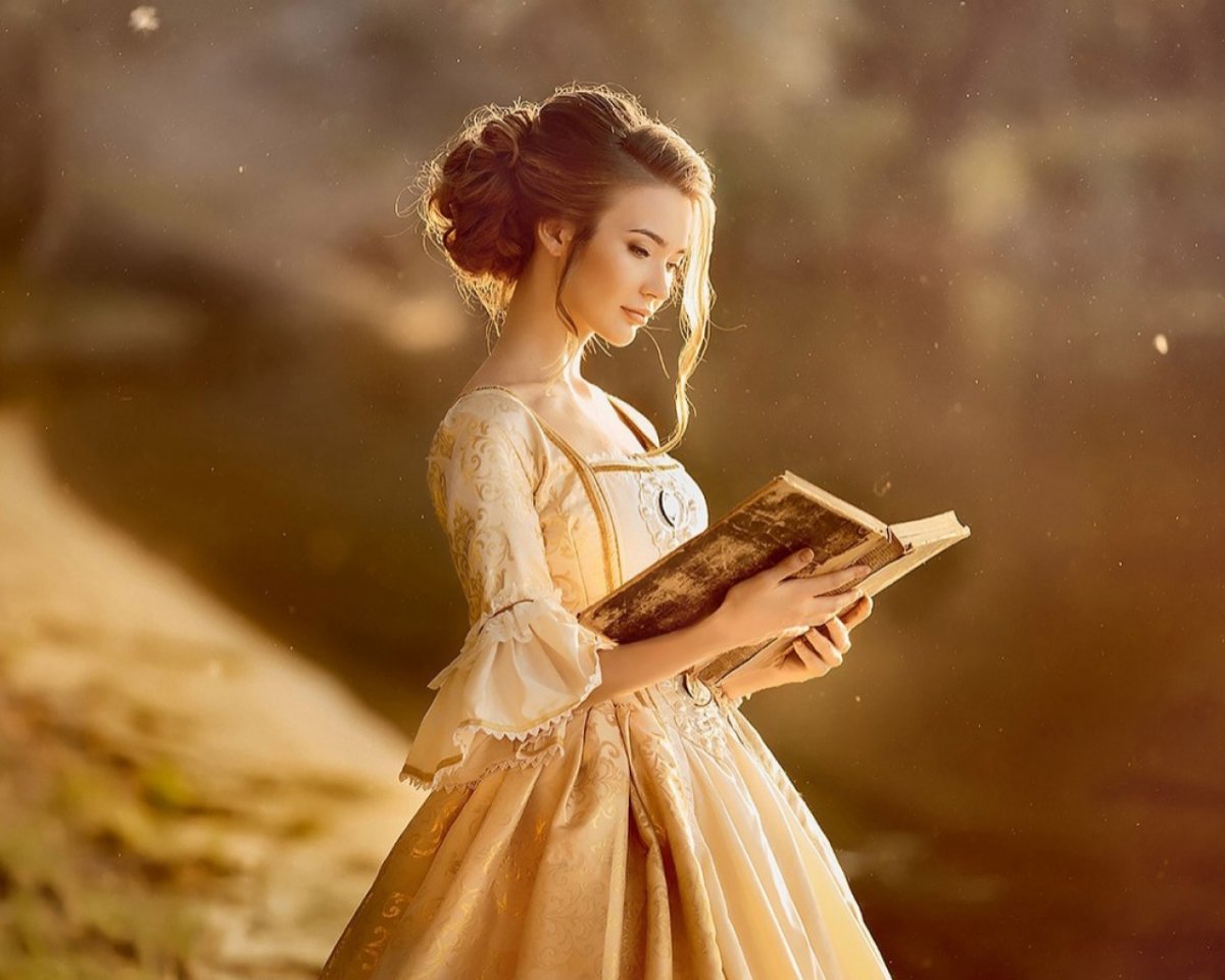 Девушка с книгой в руках