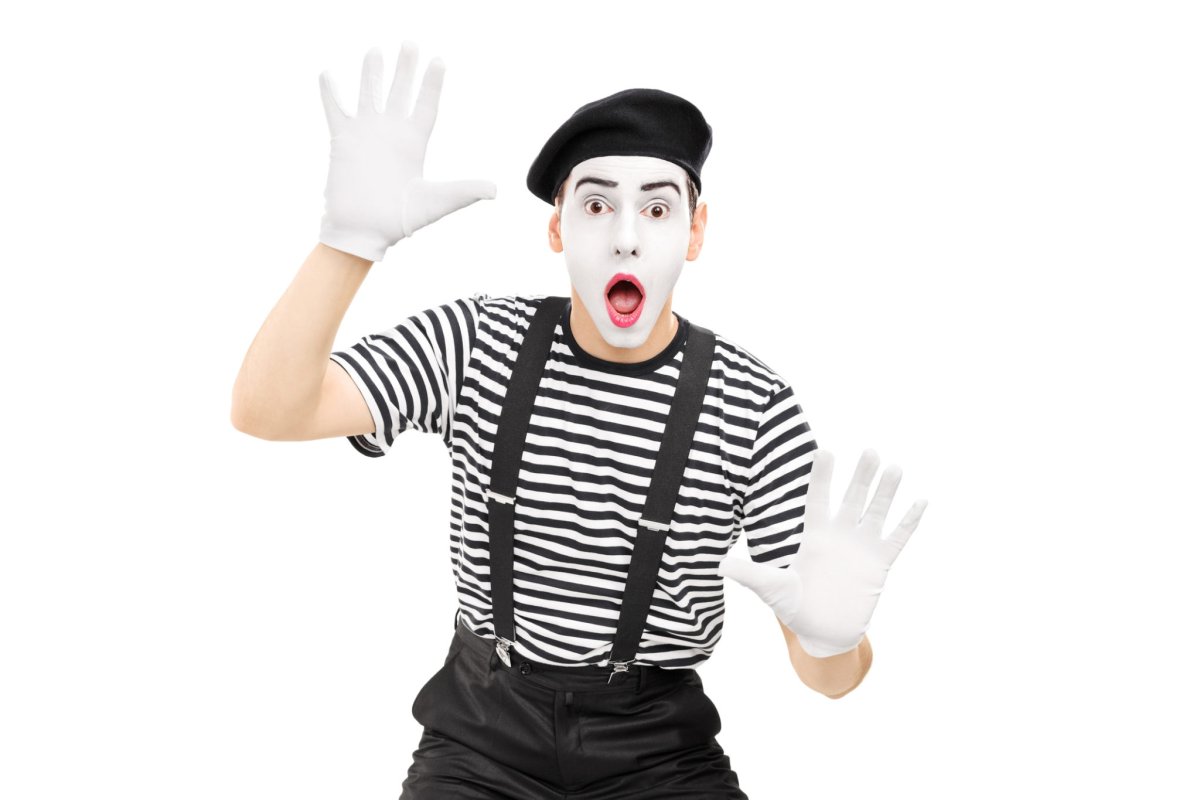 Клоун с белым лицом