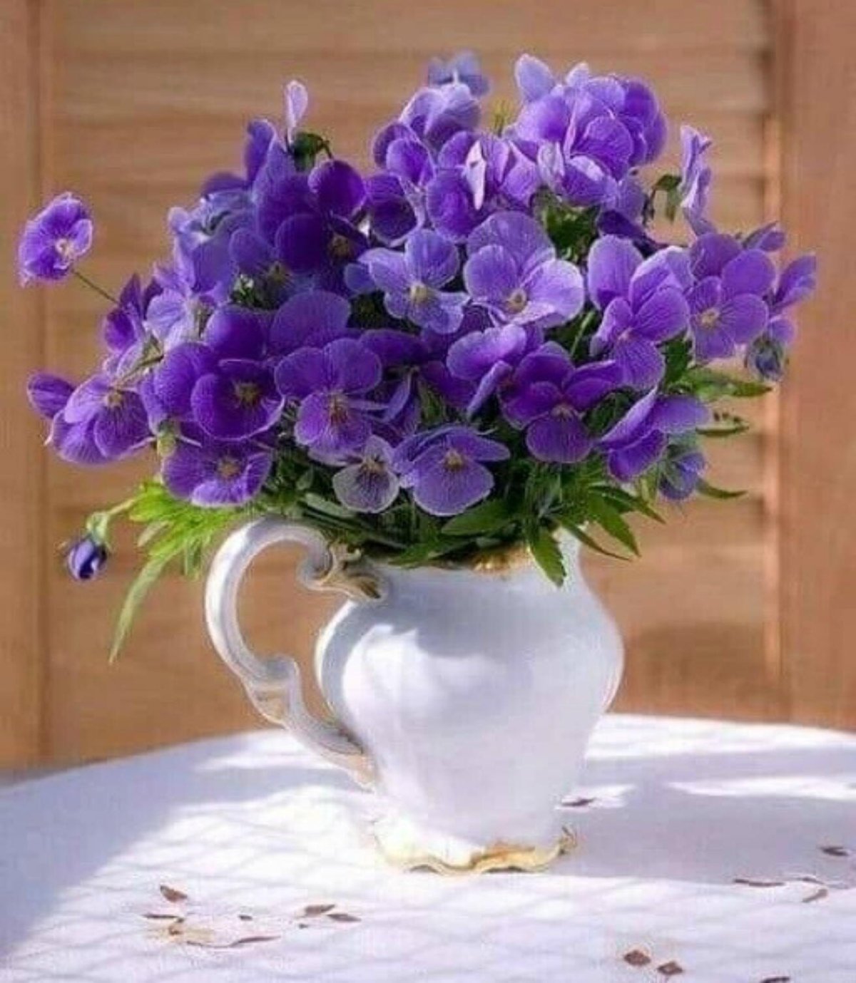 Кофе и сиреневые цветы