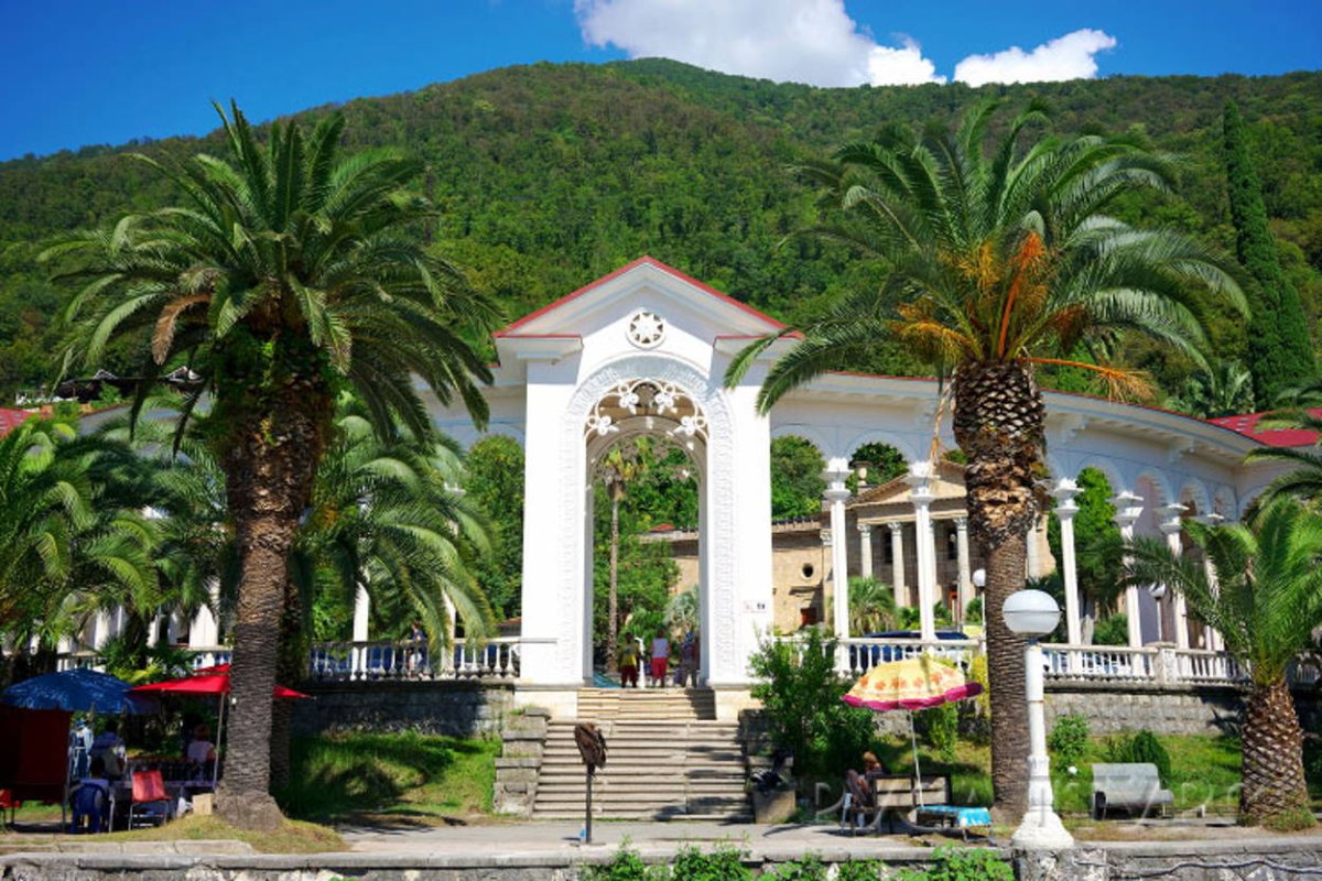 Пляж колоннада Гагра