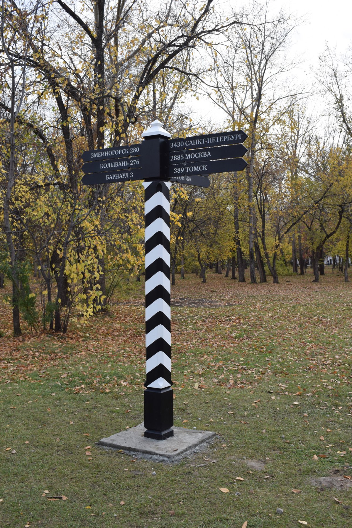 Верстовой столб на площади Ильича