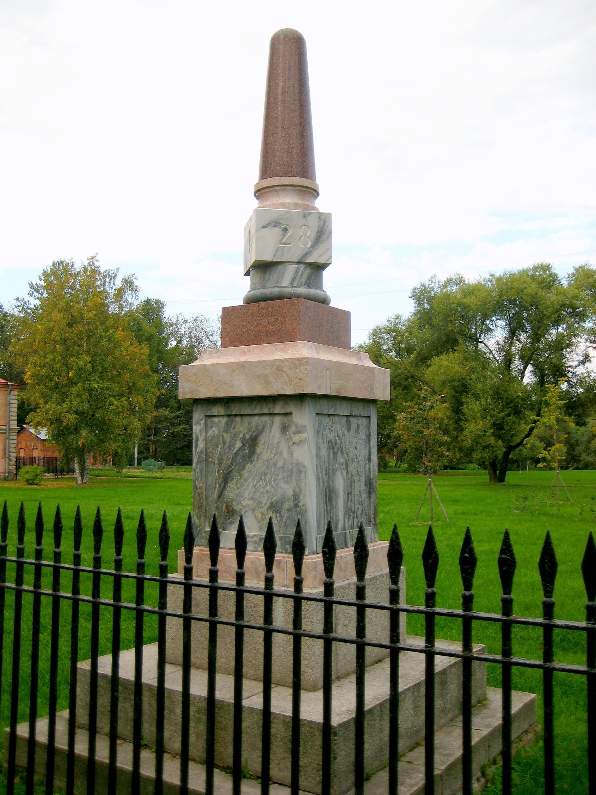 Табличка на набережной в Тюмени