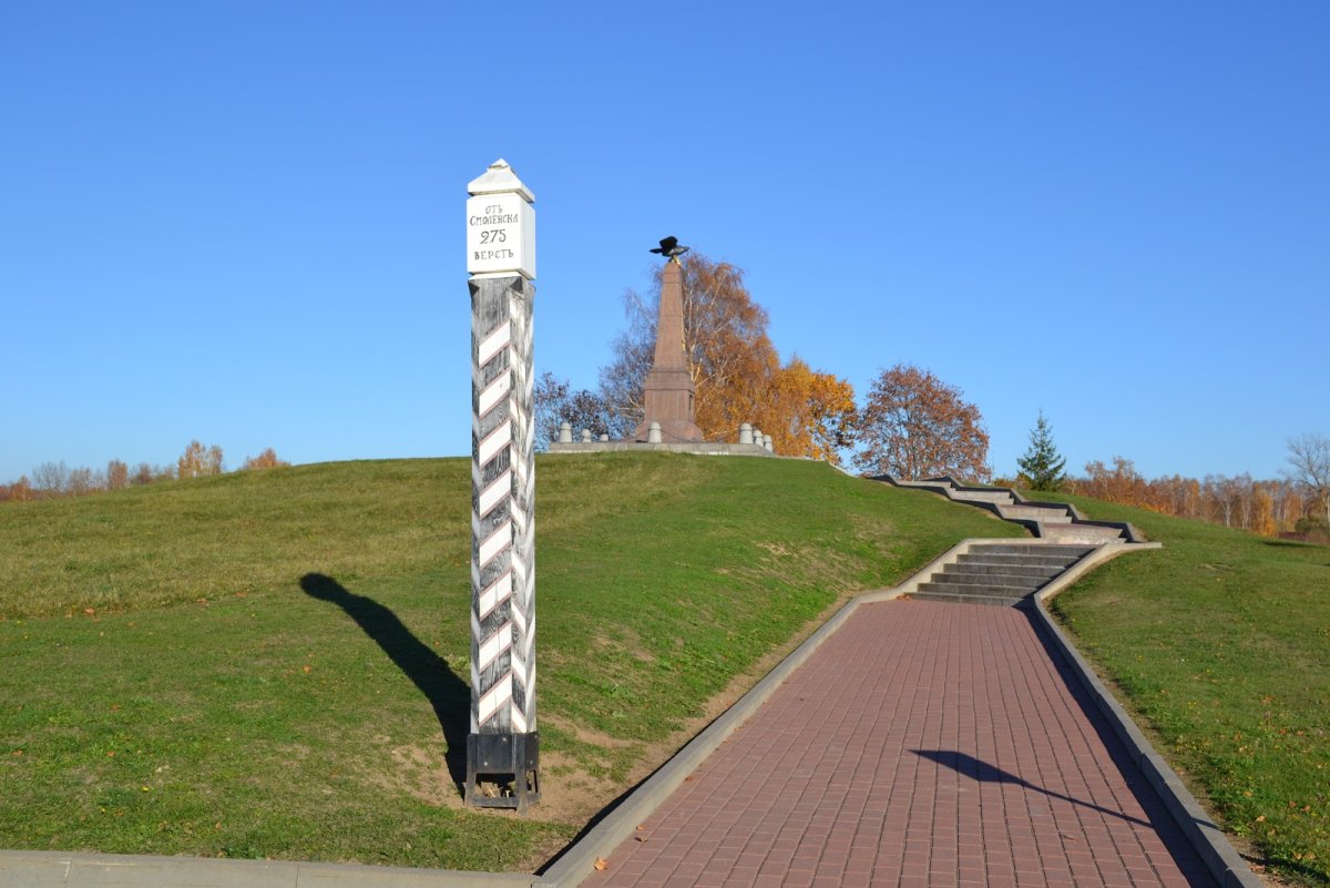 Каменный верстовой столб 18 века в Санкт-Петербурге