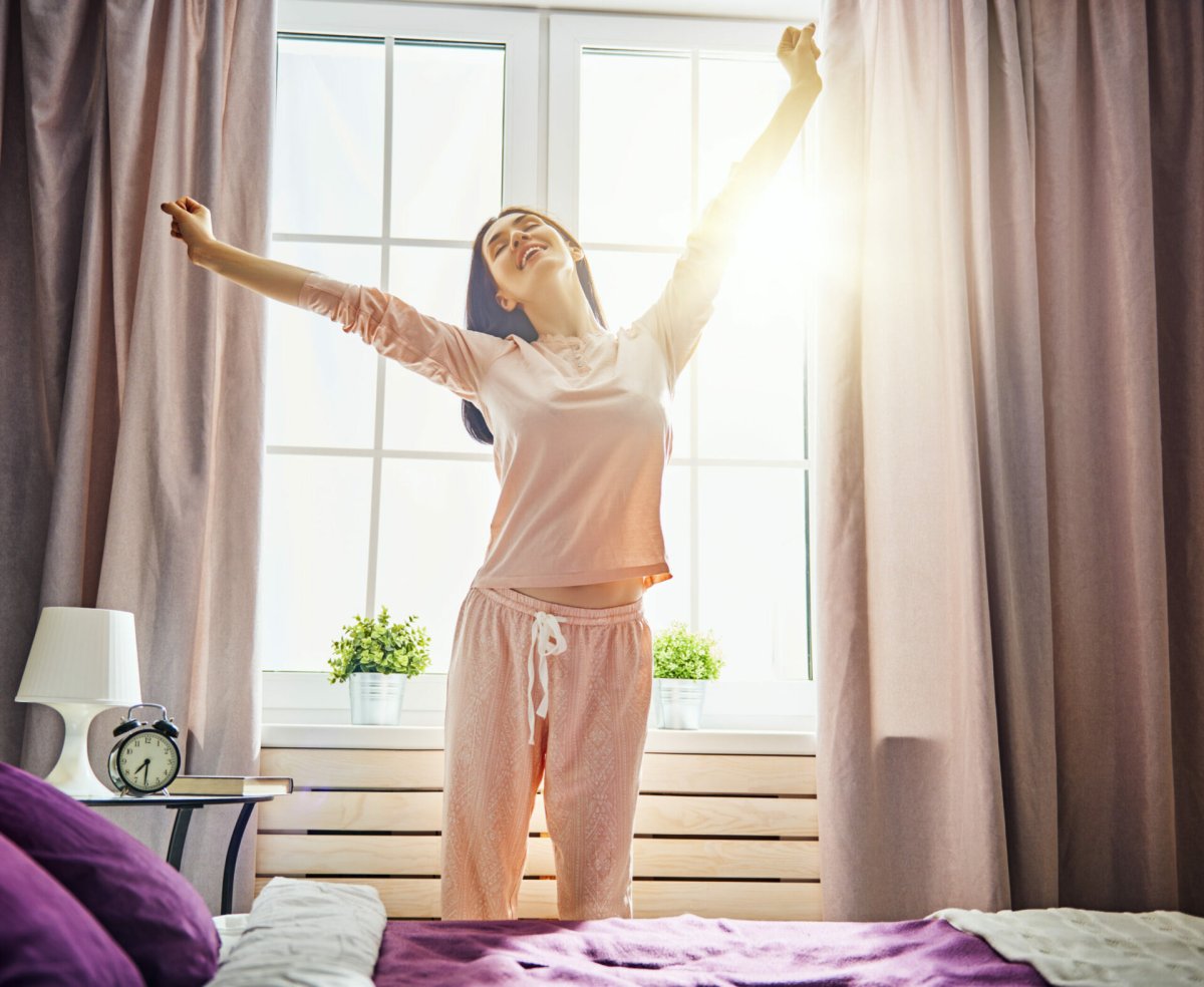 Кошка нежится