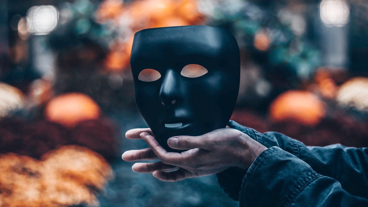 Мужчина с маской в руке