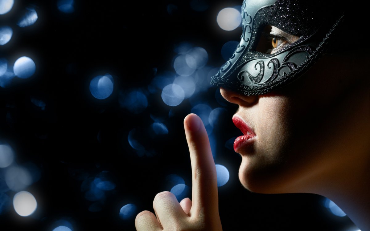 Женщина в маске