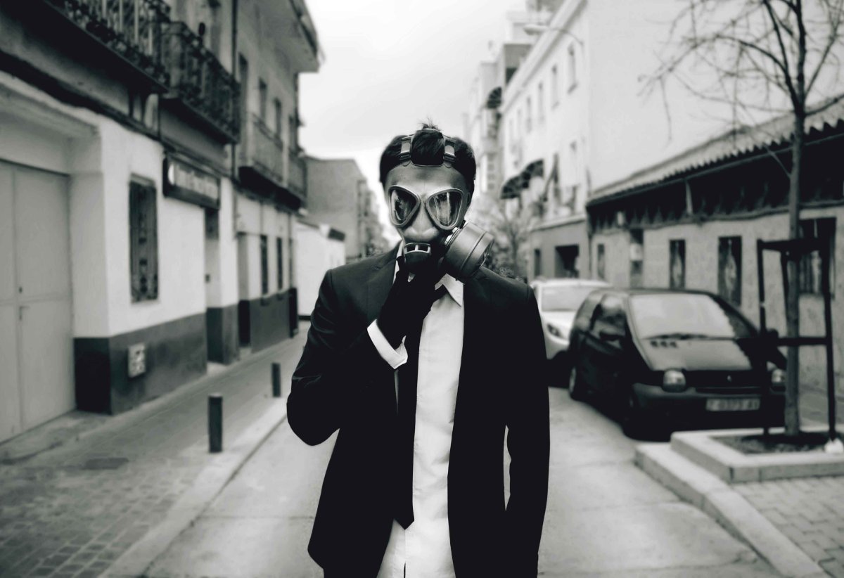 Молодой человек в маске