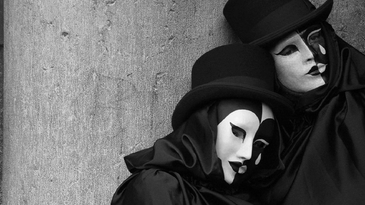 Человек в театральной маске