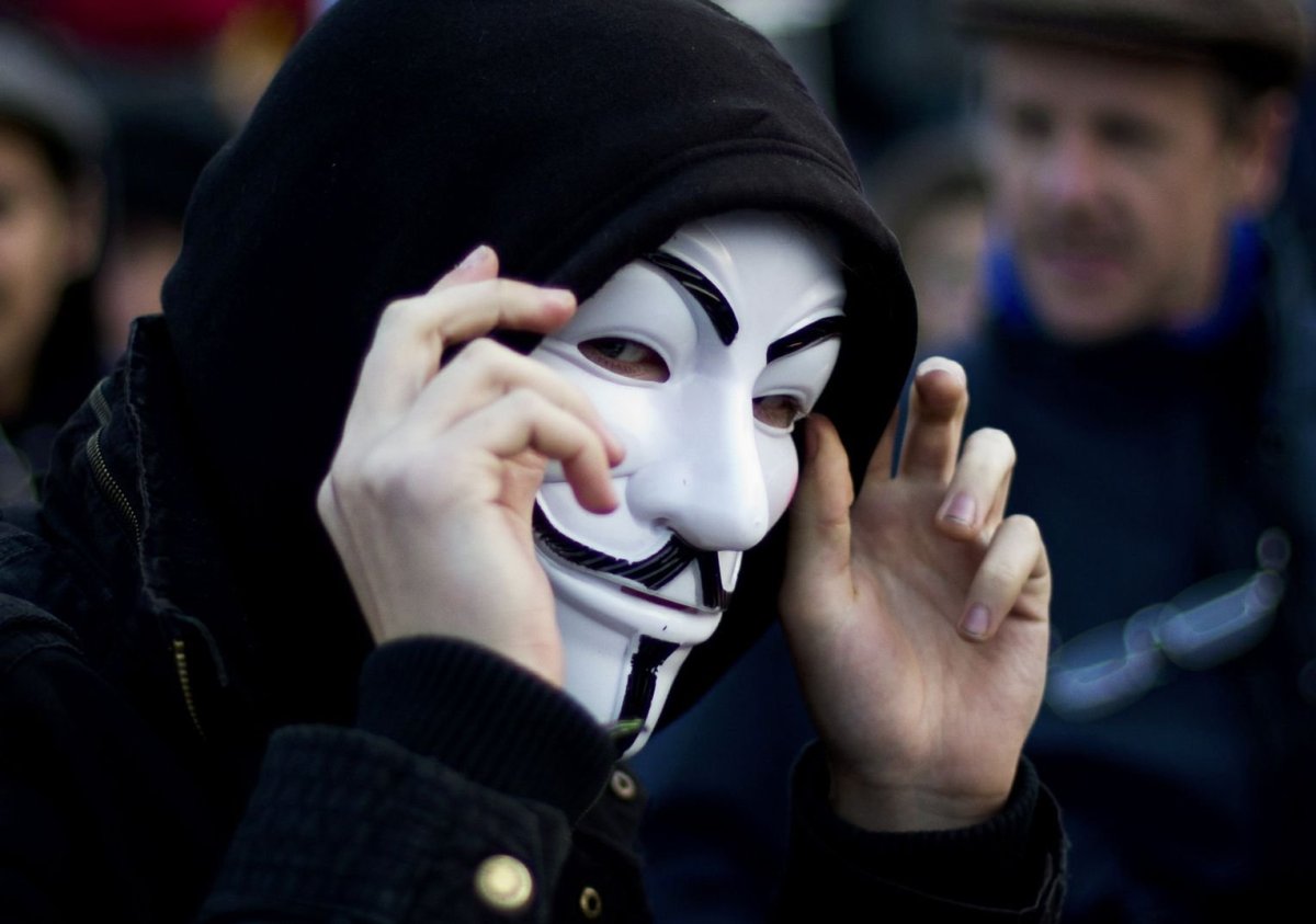 Парень в белой маске