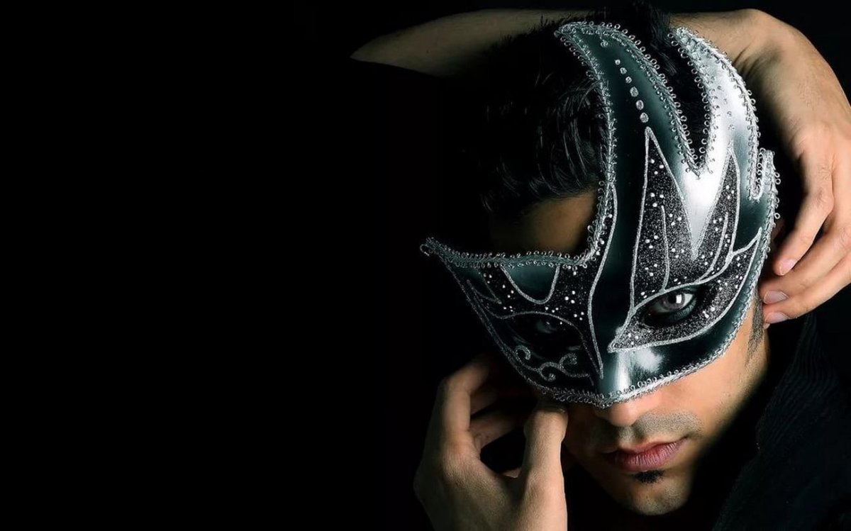 Мужчина в маскарадной маске