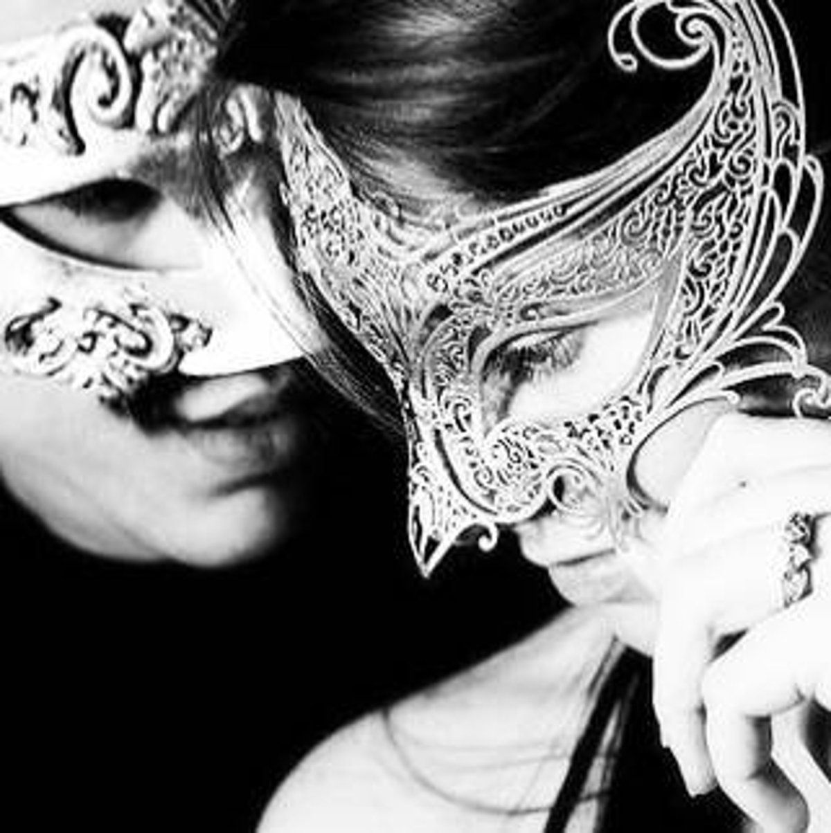 Парень в карнавальной маске