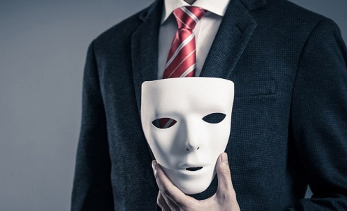 Человек в маске