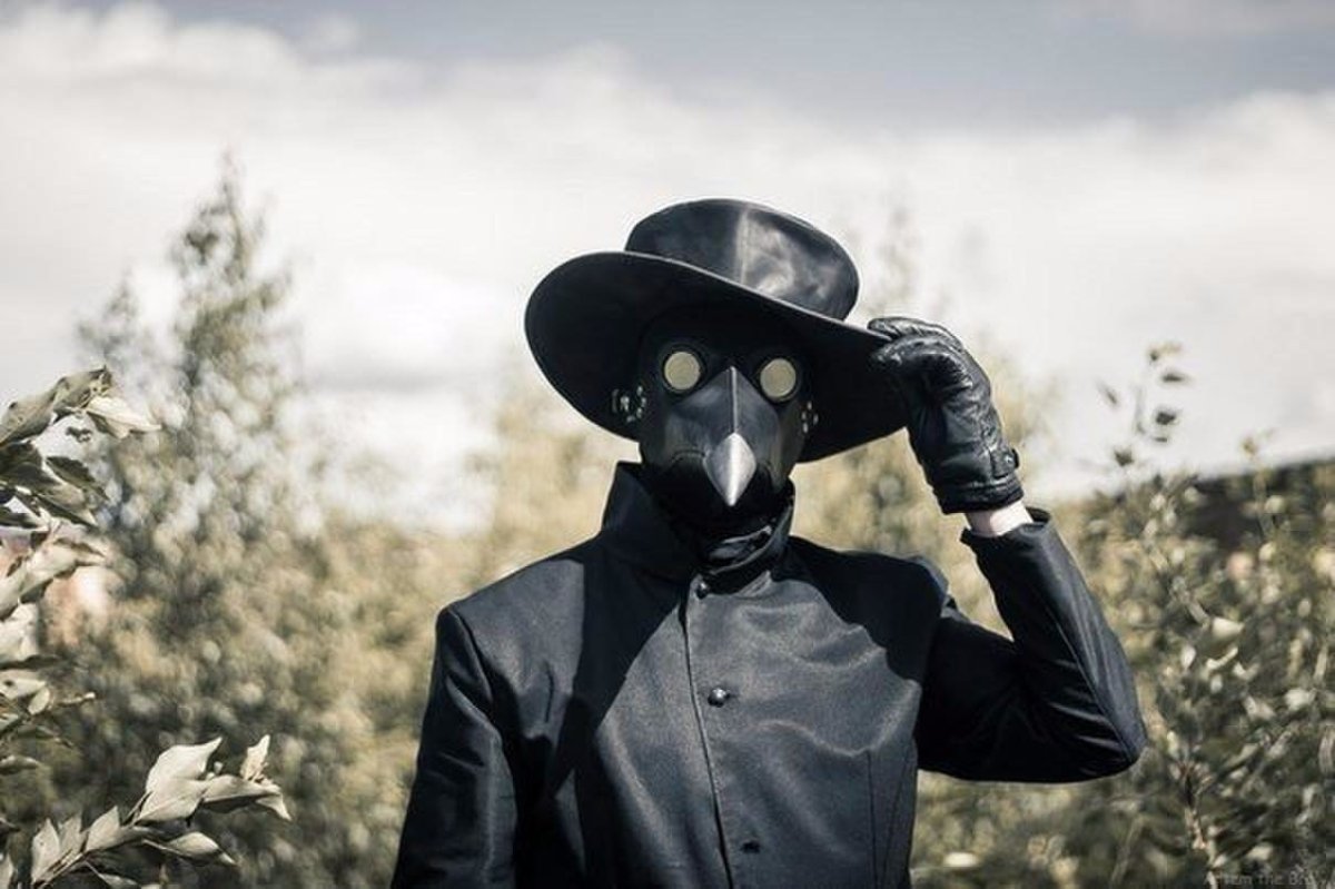 Человек в костюме и маске