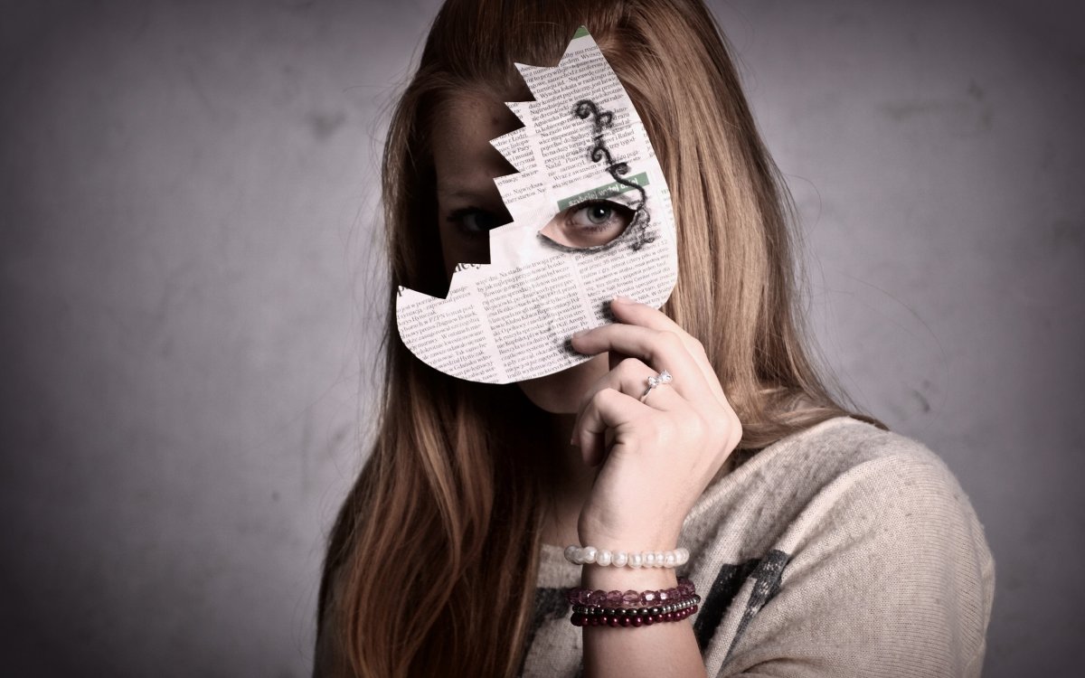 Девушка в белой маске