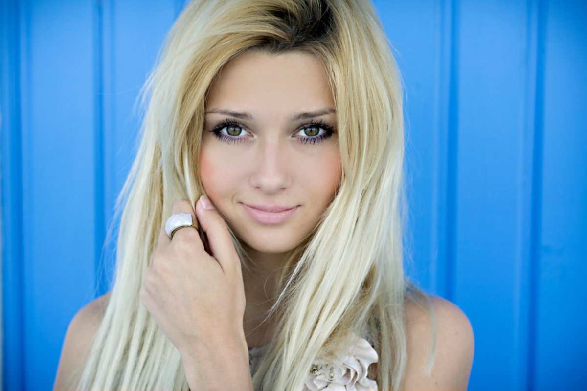Блондинка 25 лет