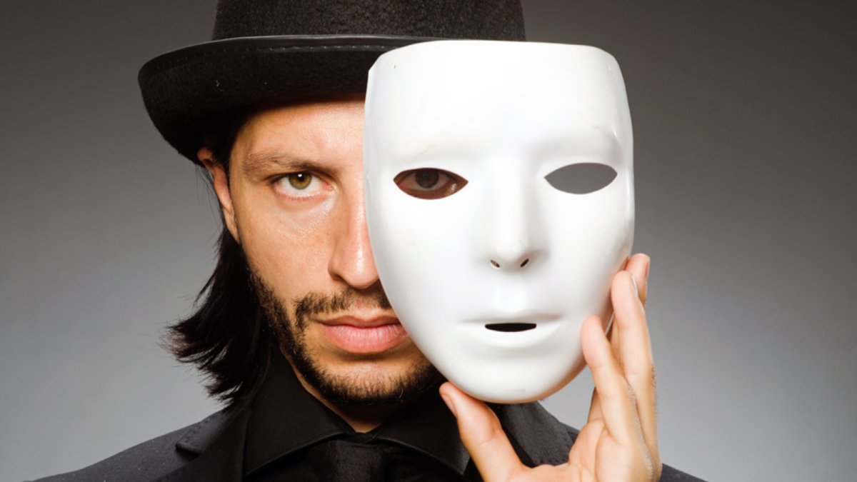 Человек снимает маску